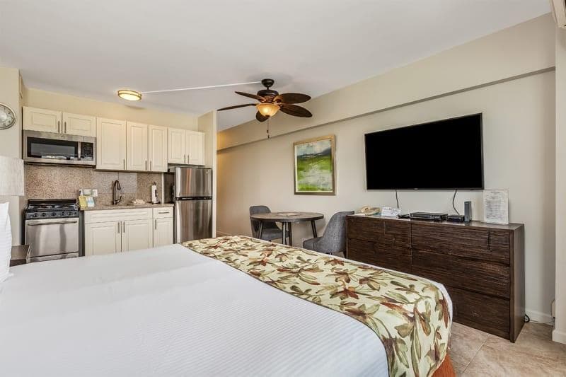 Condo in Honolulu · ★4.56 · Studio · 1 bed · 1 shared bath - Photo 5