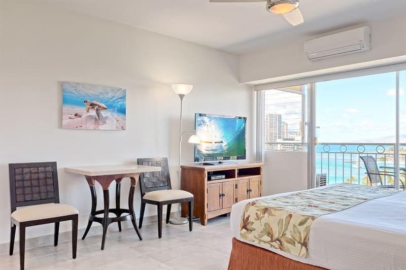 Condo in Honolulu · ★4.68 · Studio · 1 bed · 1 shared bath - Photo 3