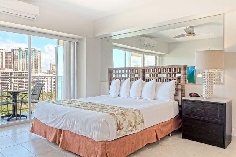Condo in Honolulu · ★4.68 · Studio · 1 bed · 1 shared bath - Photo 2