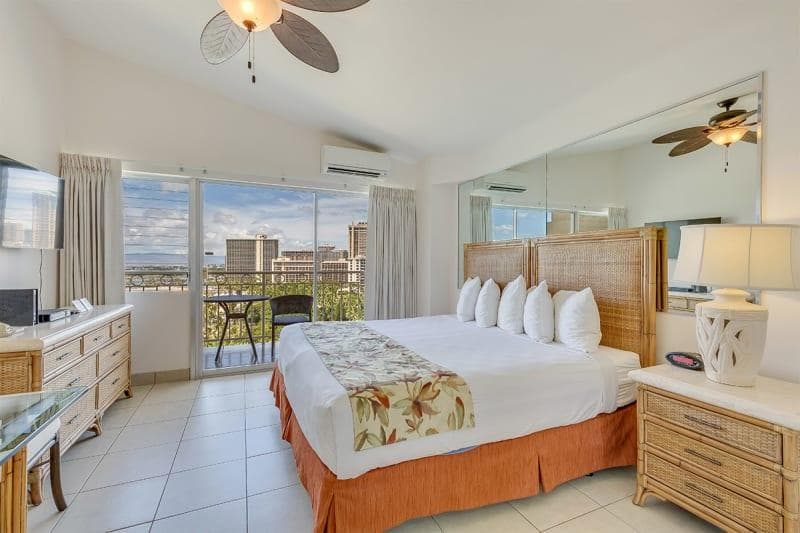 Condo in Honolulu · ★4.8 · Studio · 1 bed · 1 shared bath - Photo 2