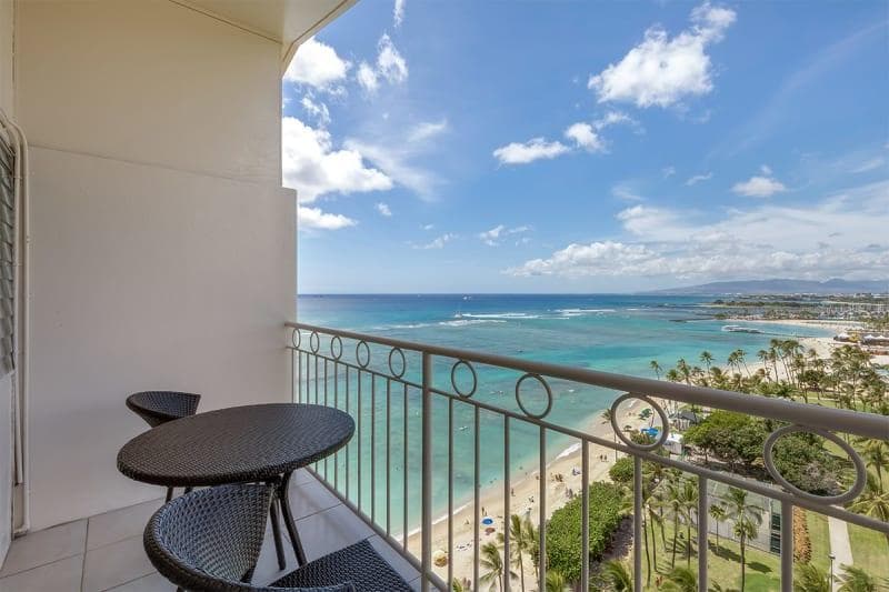 Condo in Honolulu · ★4.8 · Studio · 1 bed · 1 shared bath - Photo 1