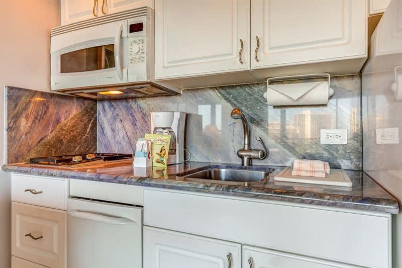 Condo in Honolulu · ★4.68 · Studio · 1 bed · 1 shared bath - Photo 3