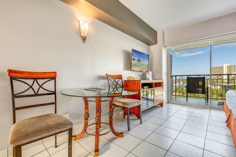 Condo in Honolulu · ★4.68 · Studio · 1 bed · 1 shared bath - Photo 2