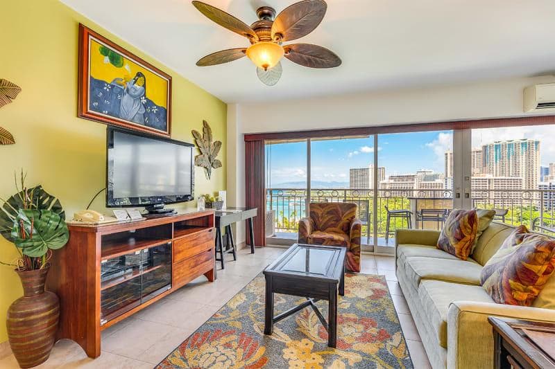 Condo in Honolulu · ★4.89 · 1 bedroom · 1 bed · 1 shared bath - Photo 2