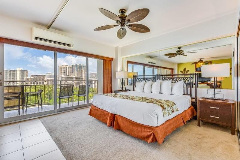 Condo in Honolulu · ★4.89 · 1 bedroom · 1 bed · 1 shared bath - Photo 1