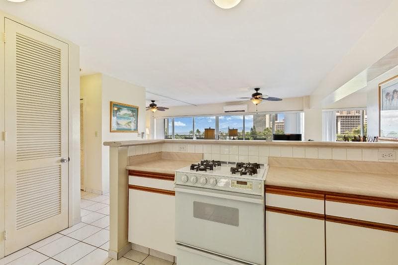 Condo in Honolulu · ★4.7 · 2 bedrooms · 3 beds · 1 shared bath - Photo 3