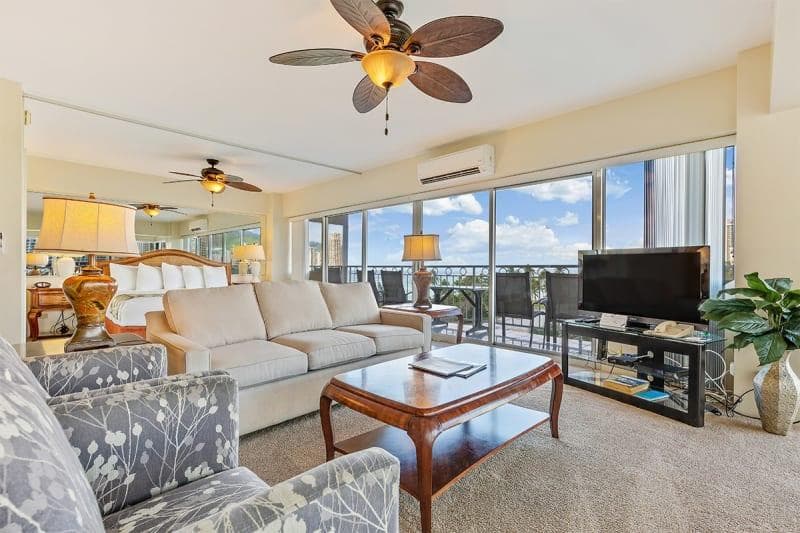 Condo in Honolulu · ★4.7 · 2 bedrooms · 3 beds · 1 shared bath - Photo 2