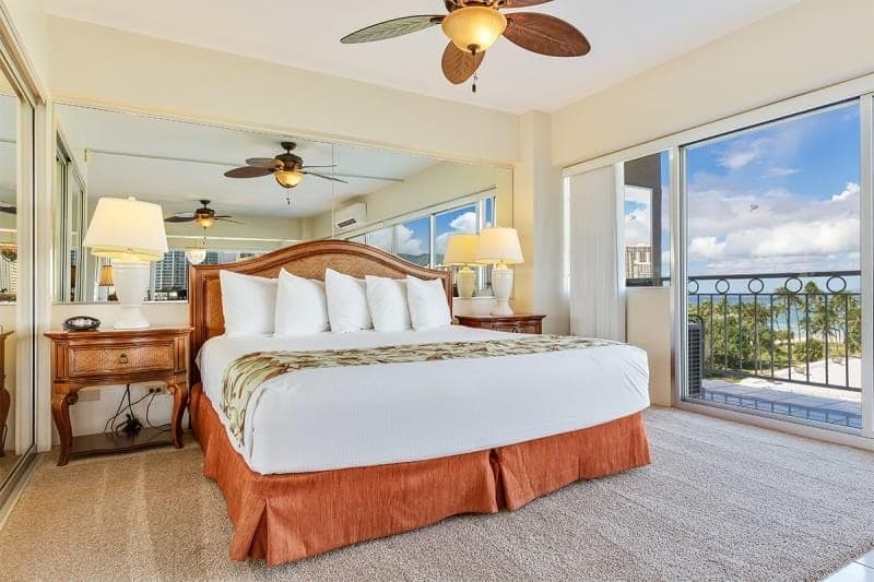 Condo in Honolulu · ★4.7 · 2 bedrooms · 3 beds · 1 shared bath - Photo 4