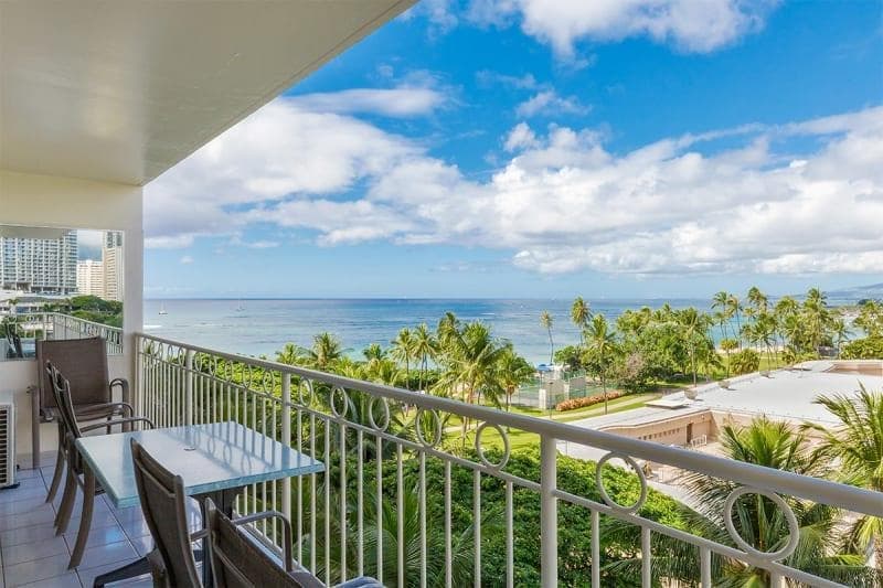 Condo in Honolulu · ★4.7 · 2 bedrooms · 3 beds · 1 shared bath - Photo 1