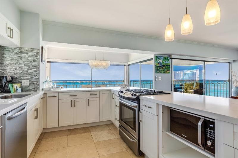 Condo in Honolulu · ★4.5 · 2 bedrooms · 3 beds · 2 private baths - Photo 5