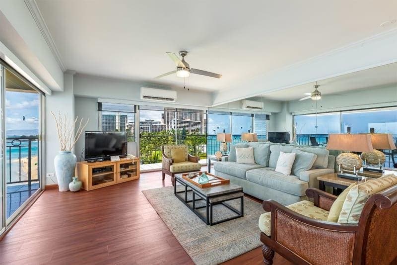 Condo in Honolulu · ★4.5 · 2 bedrooms · 3 beds · 2 private baths - Photo 3