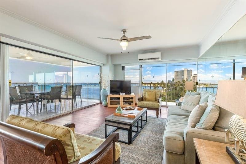 Condo in Honolulu · ★4.5 · 2 bedrooms · 3 beds · 2 private baths - Photo 2