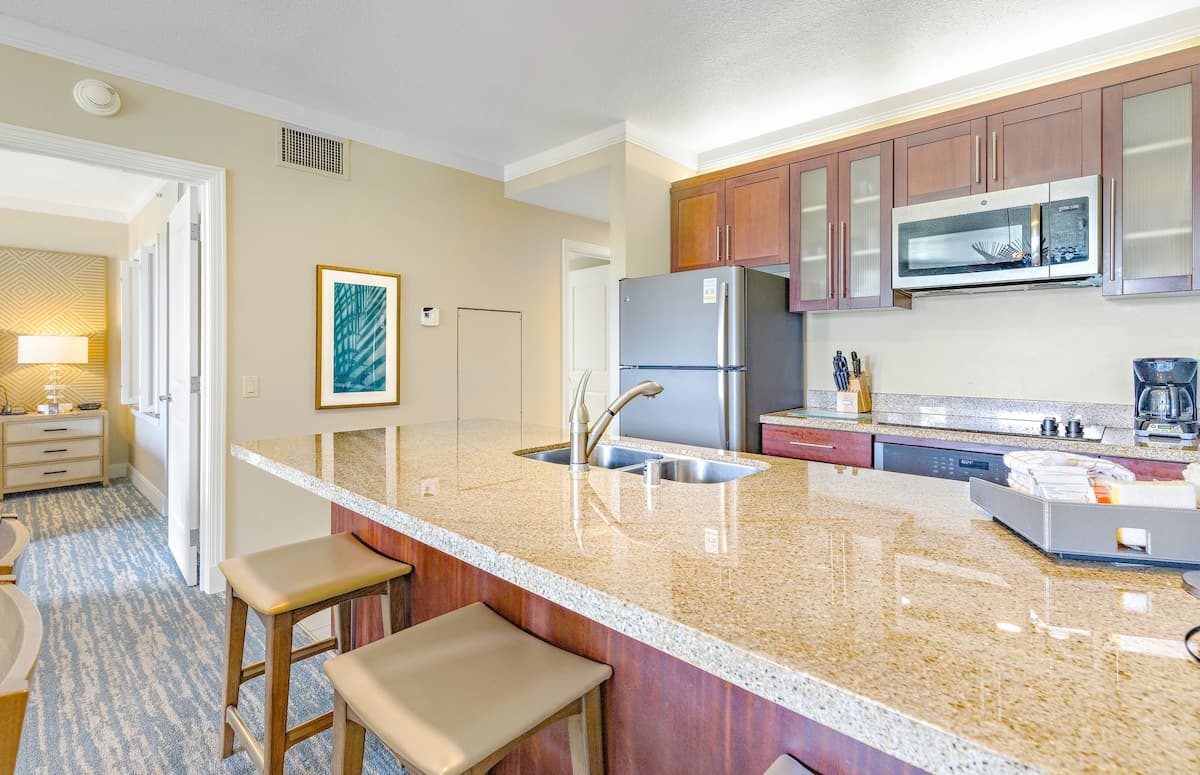 Condo in Lahaina · ★5.0 · 2 bedrooms · 4 beds · 2 baths - Photo 4