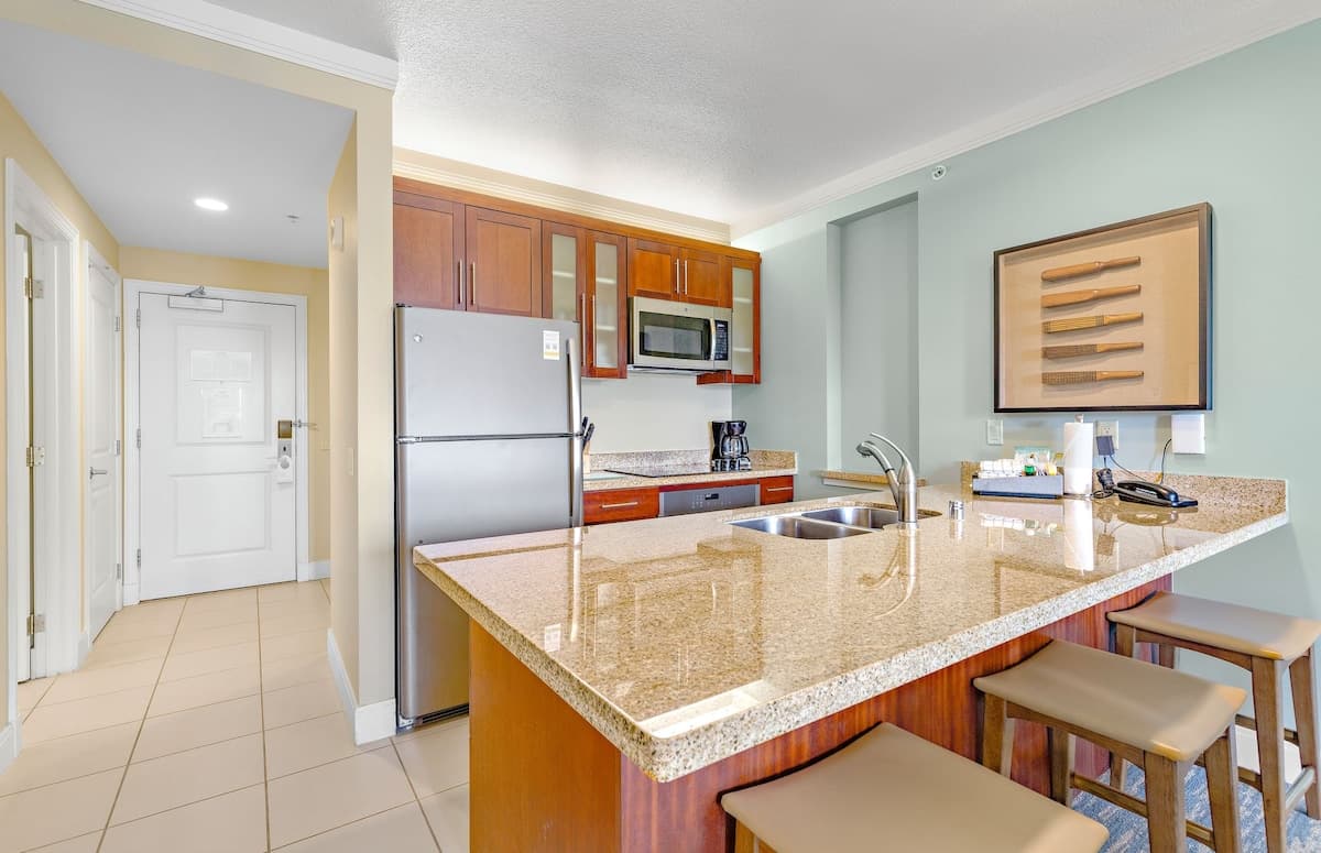 Condo in Lahaina · ★5.0 · 2 bedrooms · 4 beds · 2 baths - Photo 3
