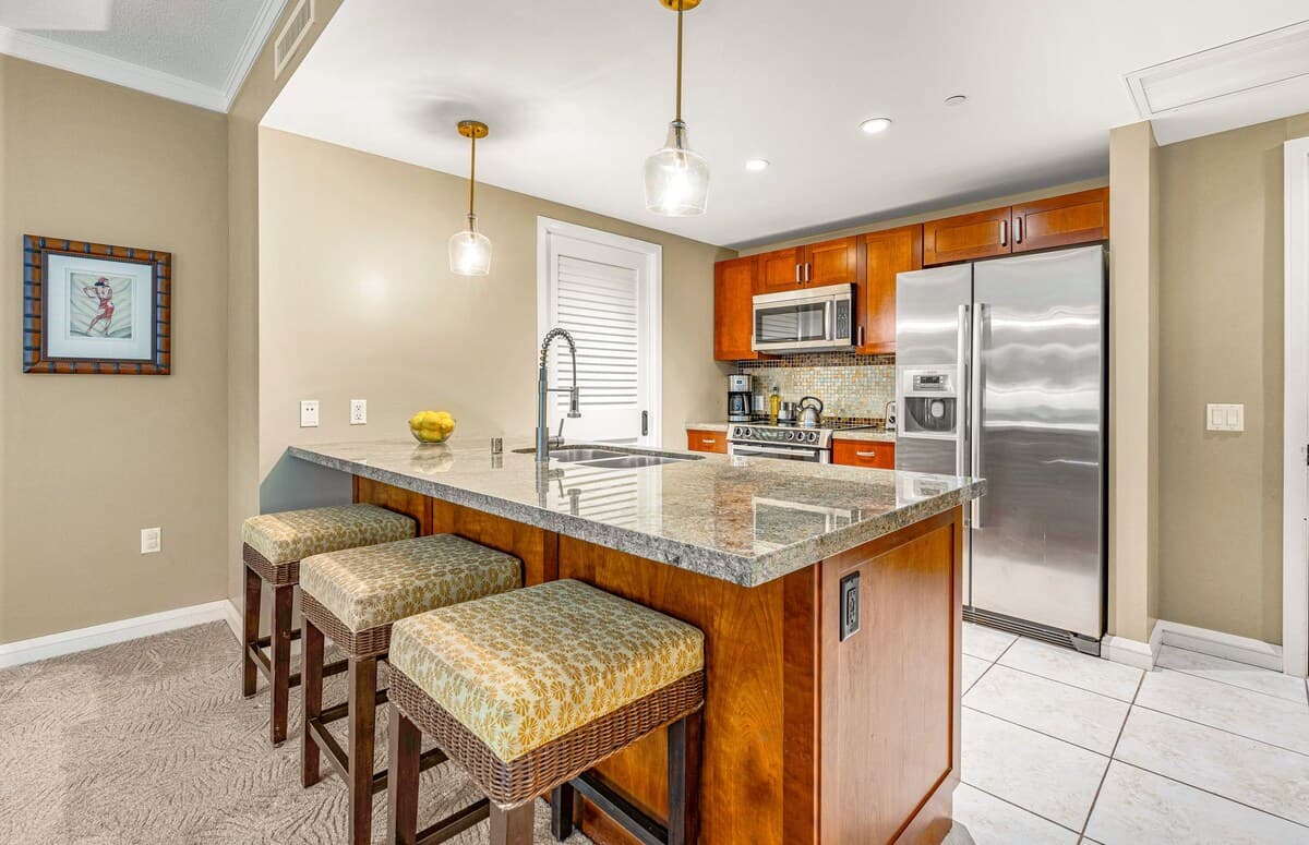 Condo in Lahaina · ★4.76 · 2 bedrooms · 3 beds · 2 baths - Photo 4