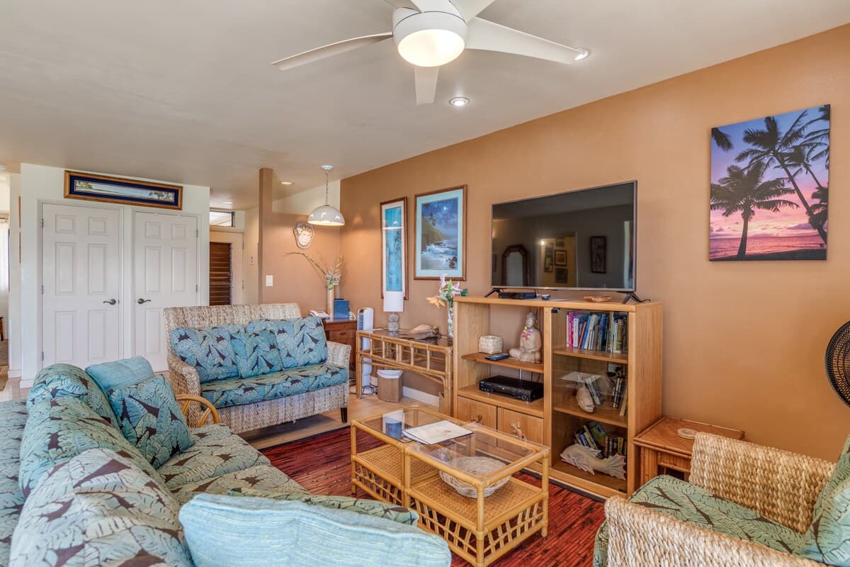 Condo in Lahaina · ★4.52 · 2 bedrooms · 4 beds · 1.5 shared baths - Photo 1