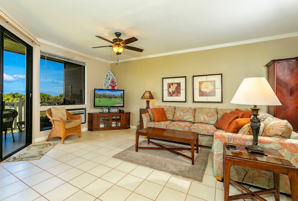 Condo in Kihei · ★4.92 · 1 bedroom · 2 beds · 2 baths - Photo 3