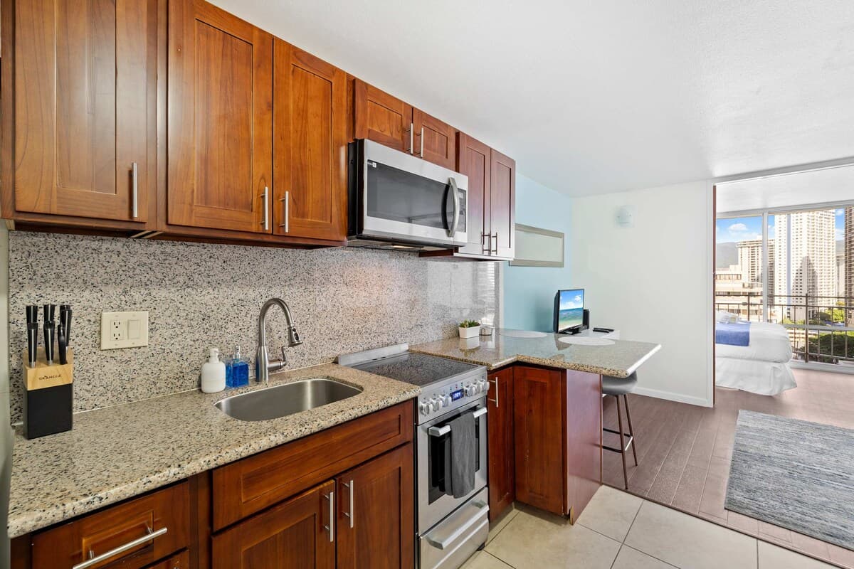 Waikiki City View Studio – Prime Spot Near Beach! - Photo 4