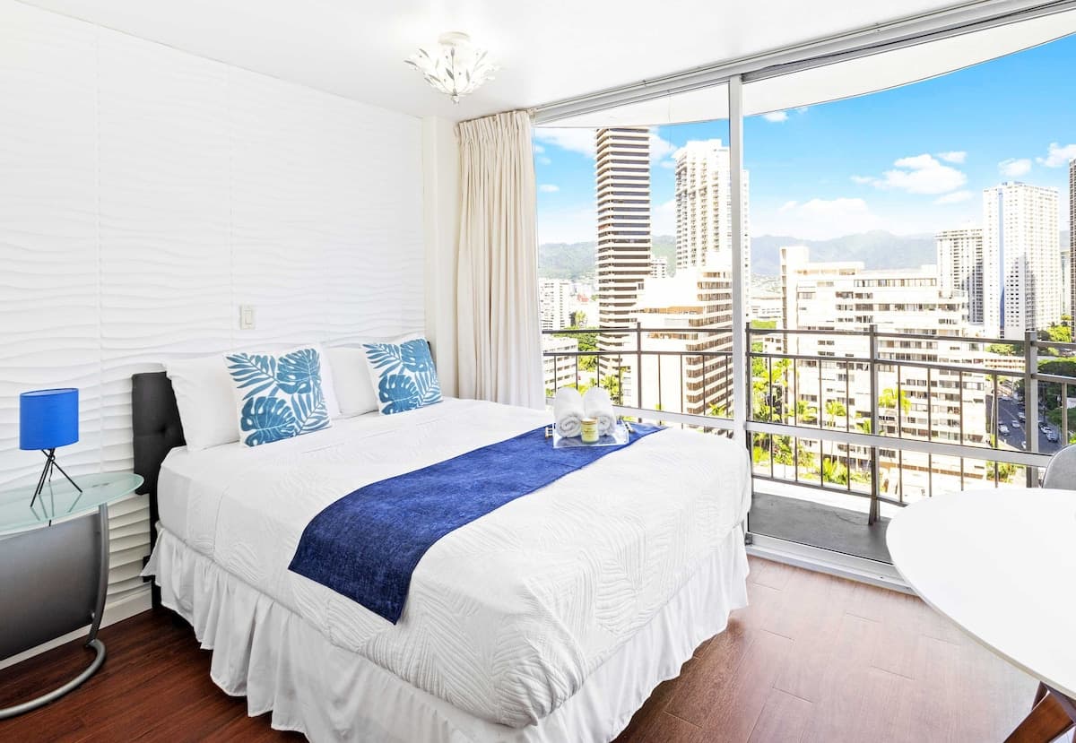 Waikiki City View Studio – Prime Spot Near Beach! - Photo 1