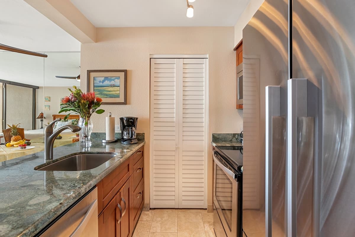 Condo in Lahaina · ★4.9 · 1 bedroom · 1 bed · 1 bath - Photo 4