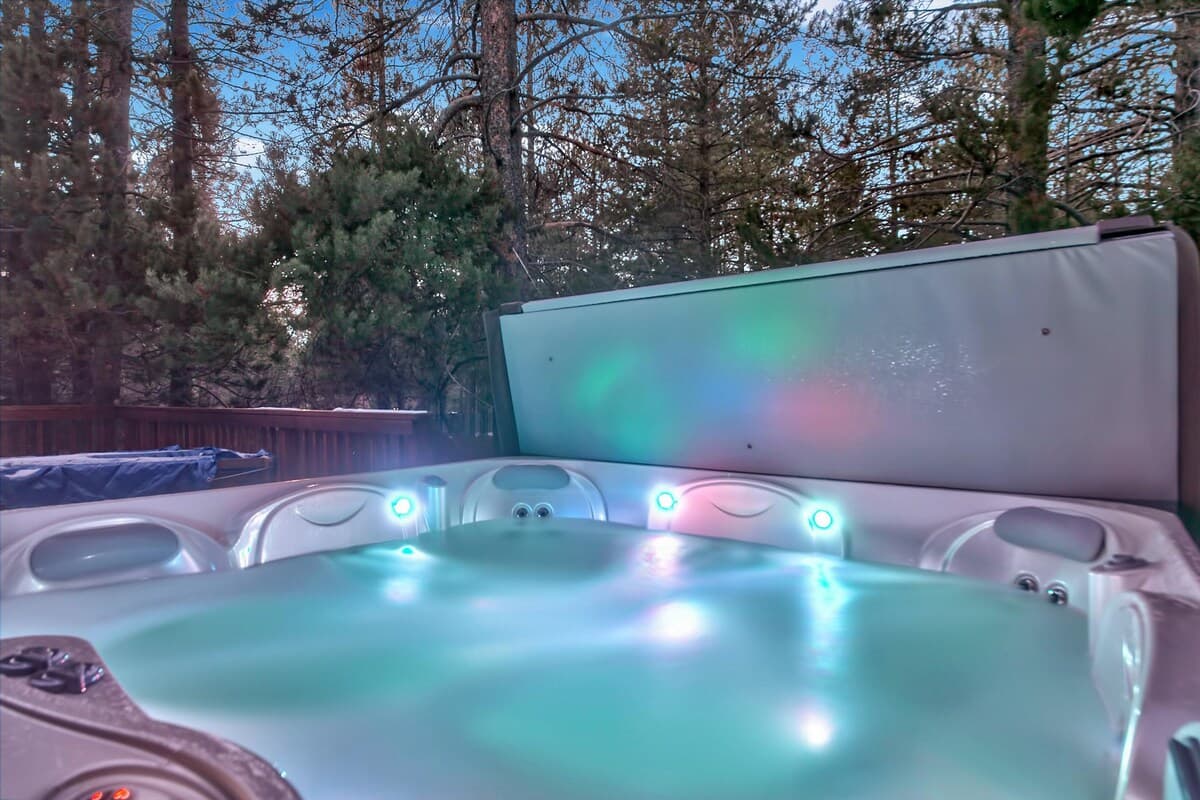 Snowy Owl Cabin Hot Tub, Deck & Forest Views - Photo 2