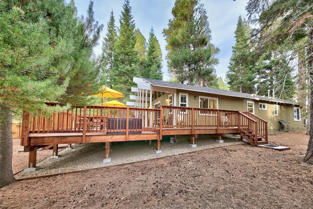 Snowy Owl Cabin Hot Tub, Deck & Forest Views - Photo 1