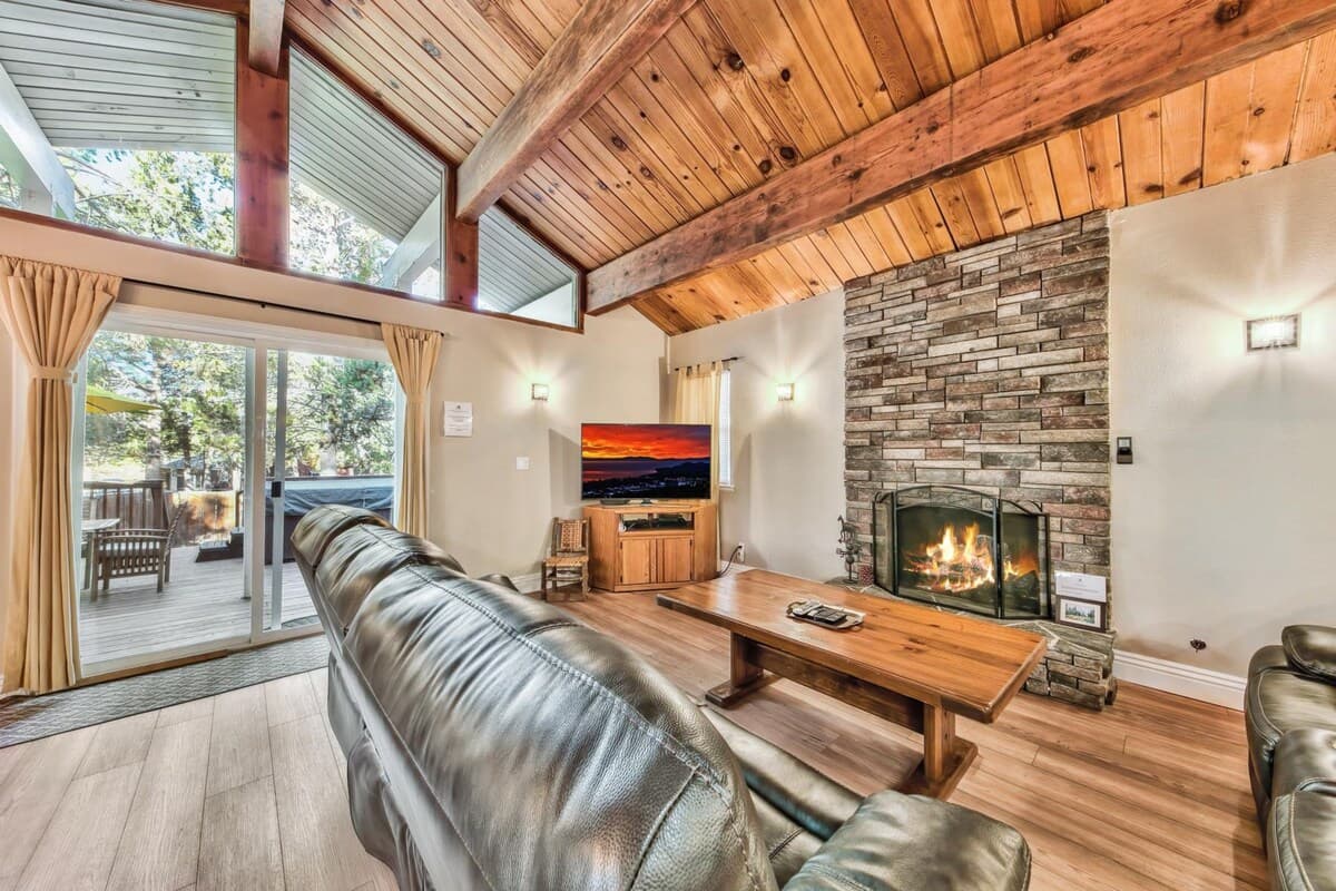 Snowy Owl Cabin Hot Tub, Deck & Forest Views - Photo 5