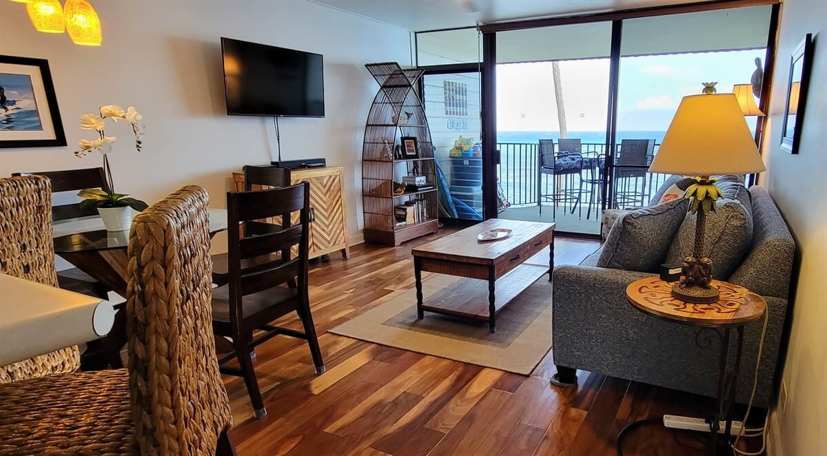 Condo in Lahaina · ★4.89 · 1 bedroom · 2 beds · 1 bath - Photo 5