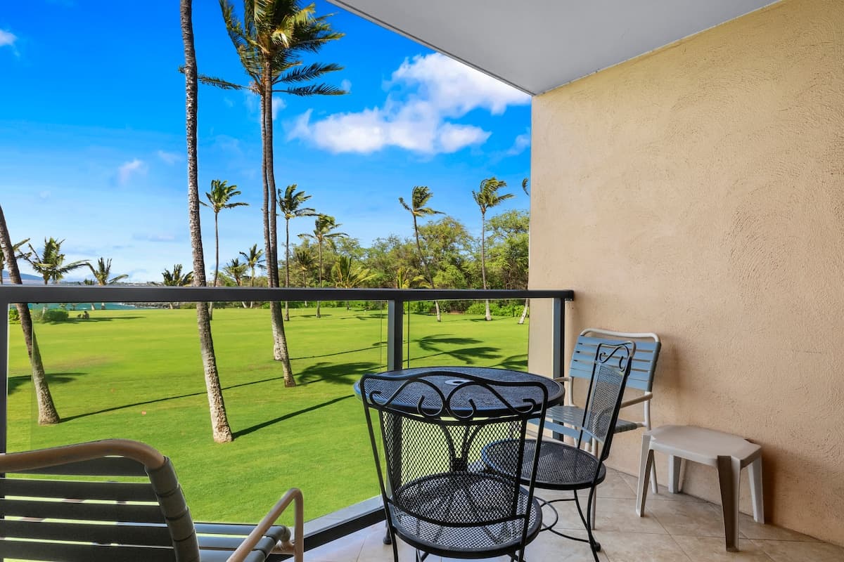 Condo in Kihei · ★4.67 · 1 bedroom · 2 beds · 1.5 baths - Photo 5