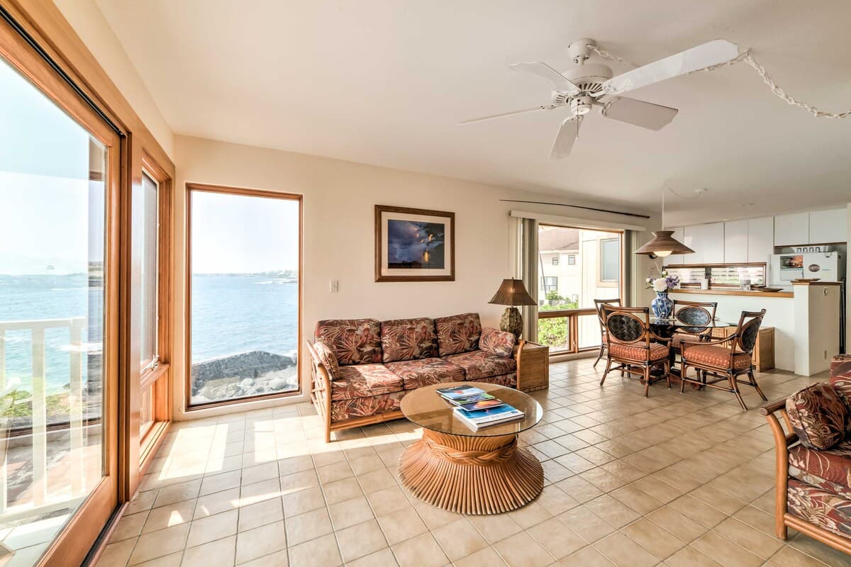 Townhouse in Kailua-Kona · ★4.37 · 2 bedrooms · 3 beds · 1.5 shared baths - Photo 5