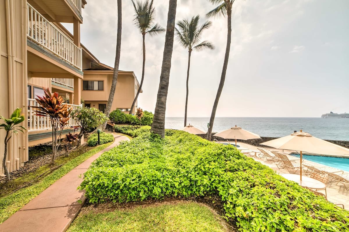 Townhouse in Kailua-Kona · ★4.37 · 2 bedrooms · 3 beds · 1.5 shared baths - Photo 1