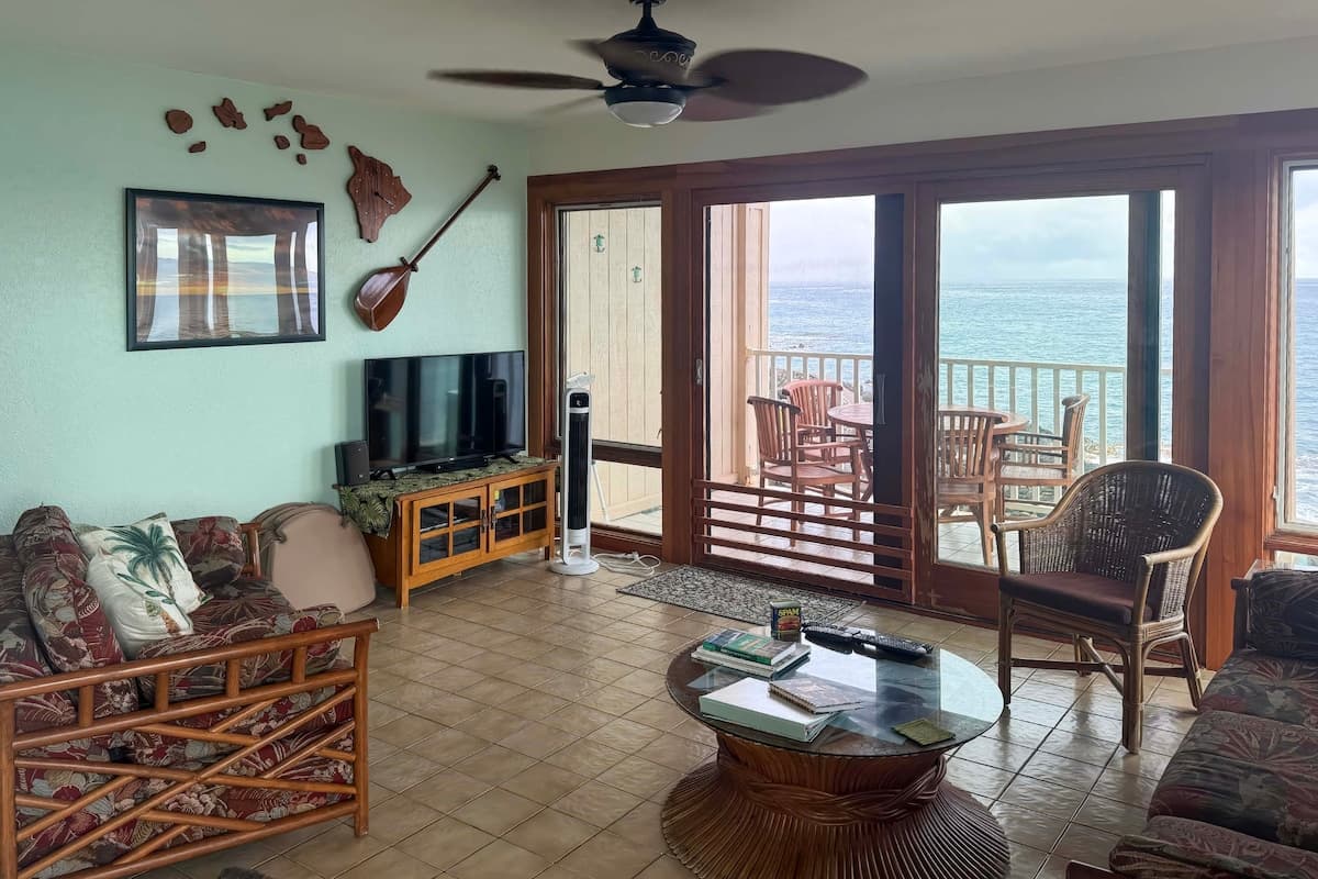 Townhouse in Kailua-Kona · ★4.37 · 2 bedrooms · 3 beds · 1.5 shared baths - Photo 3