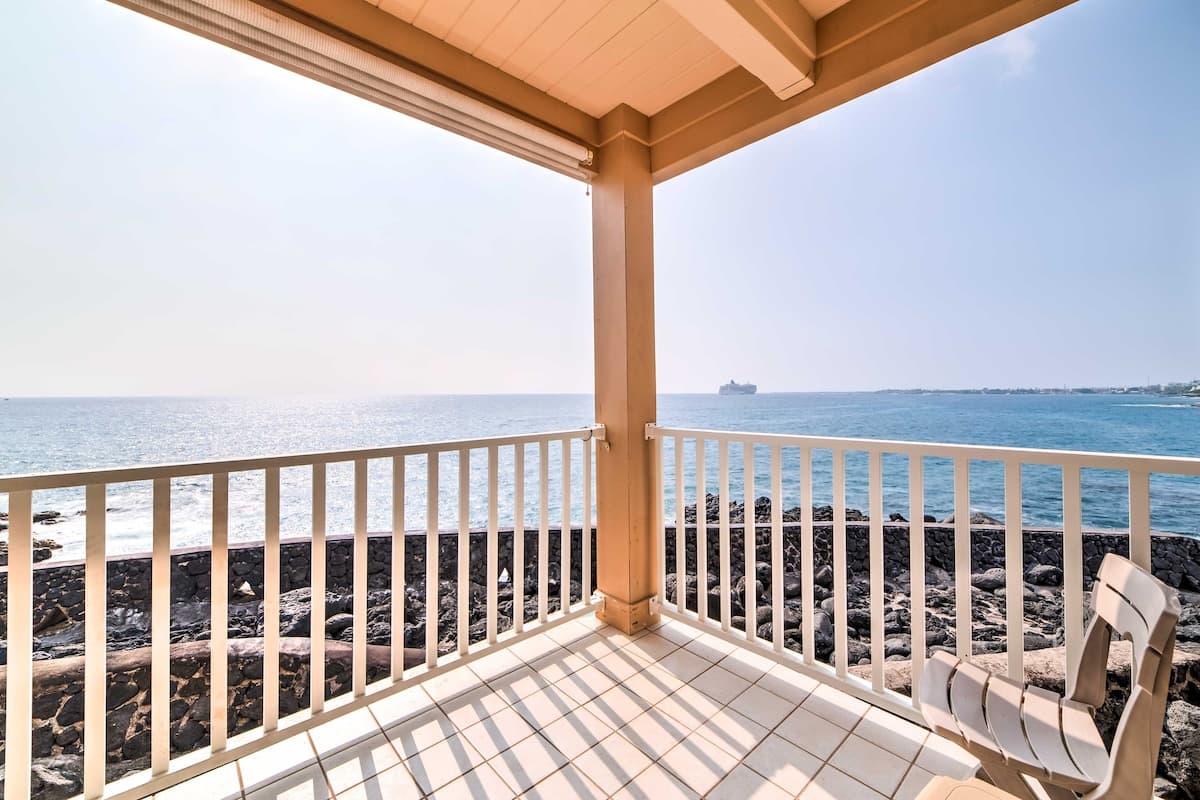 Townhouse in Kailua-Kona · ★4.37 · 2 bedrooms · 3 beds · 1.5 shared baths - Photo 2