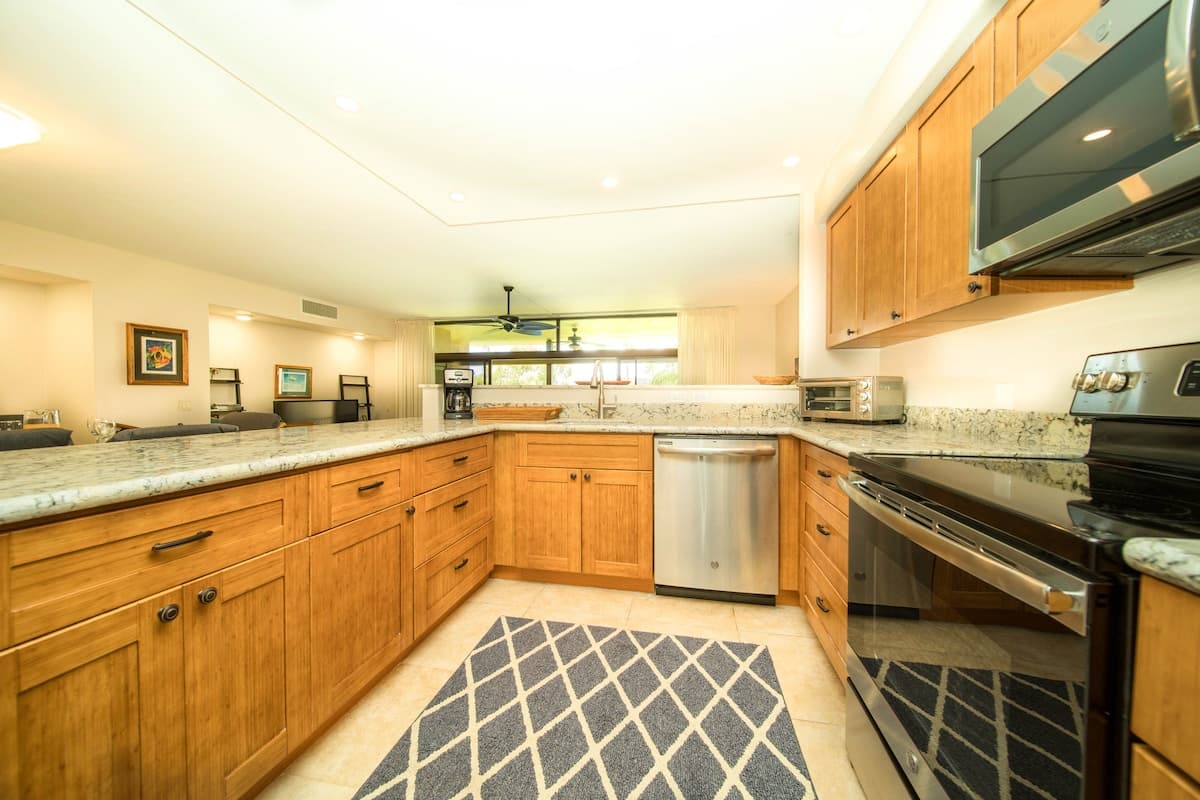 Condo in Lahaina · ★4.79 · 2 bedrooms · 4 beds · 2 baths - Photo 5