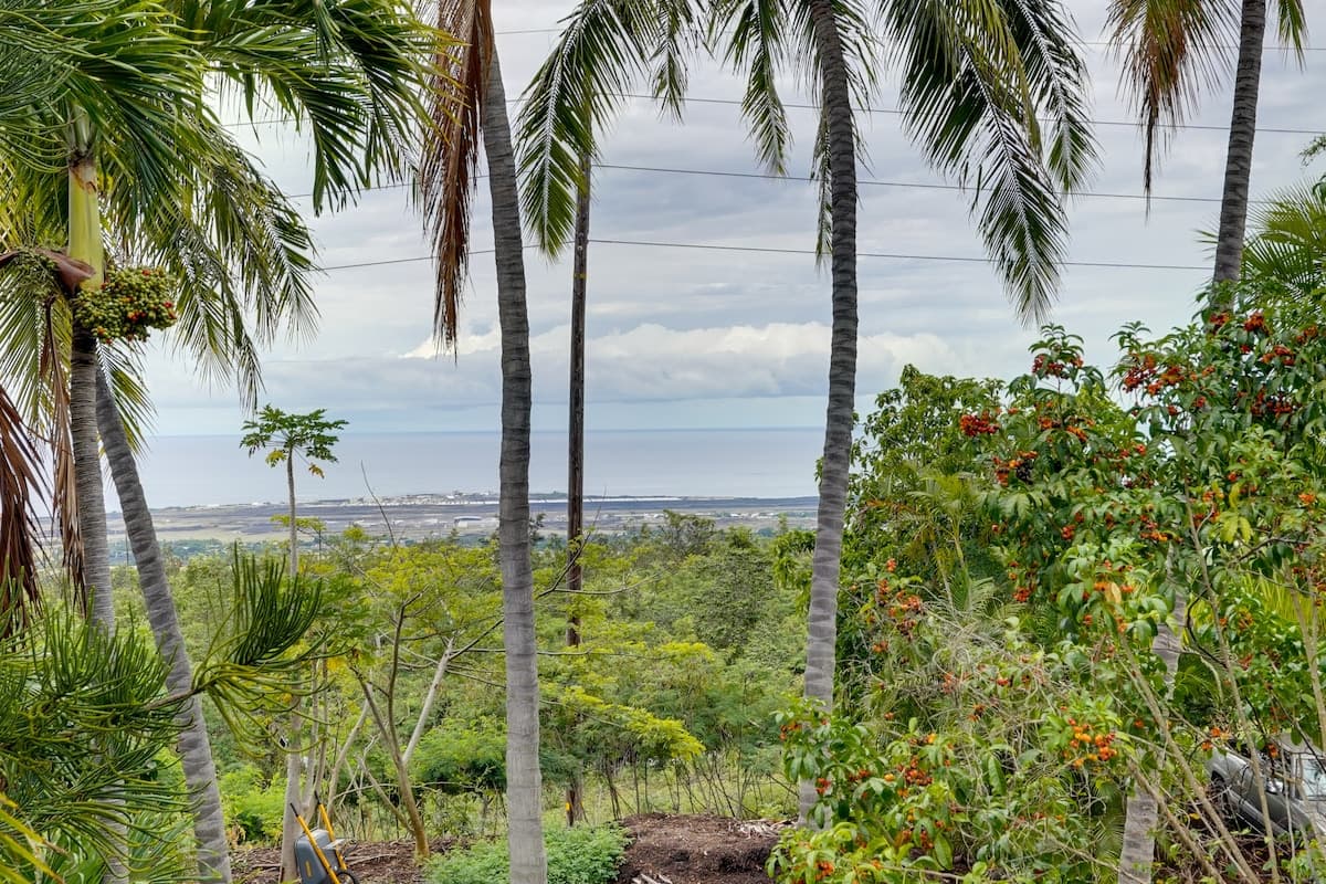 Home in Kailua-Kona · ★4.33 · 2 bedrooms · 3 beds · 1 shared bath - Photo 2