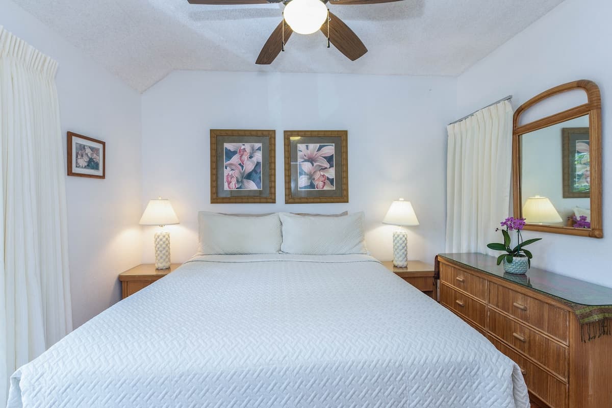 Condo in Lihue · ★4.63 · 1 bedroom · 2 beds · 1.5 private baths - Photo 5