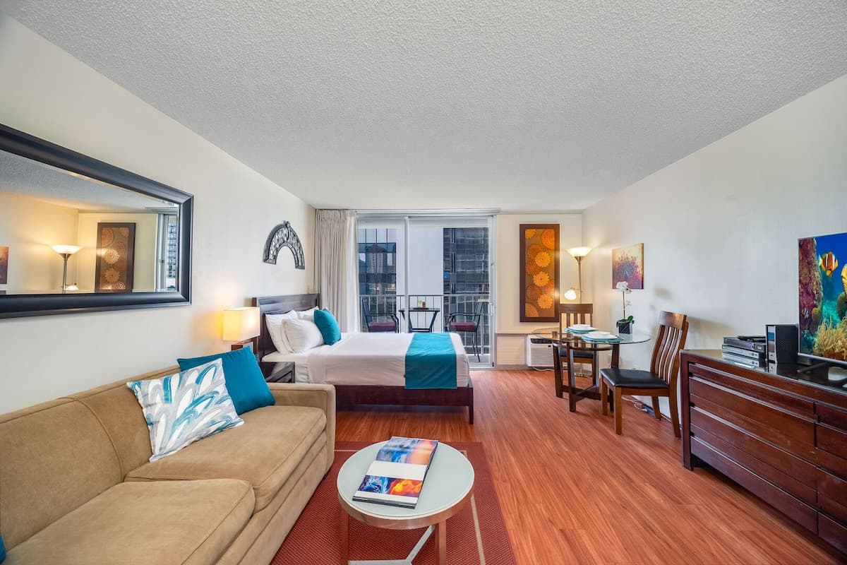 Condo in Honolulu · ★4.84 · 1 bedroom · 2 beds · 1 private bath - Photo 2