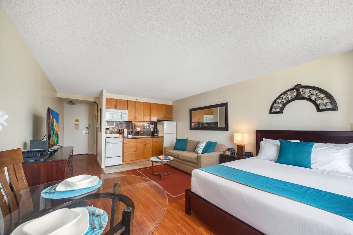 Condo in Honolulu · ★4.84 · 1 bedroom · 2 beds · 1 private bath - Photo 1