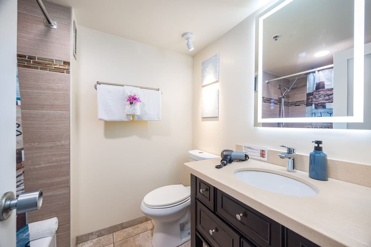 Condo in Honolulu · ★4.84 · 1 bedroom · 2 beds · 1 private bath - Photo 5