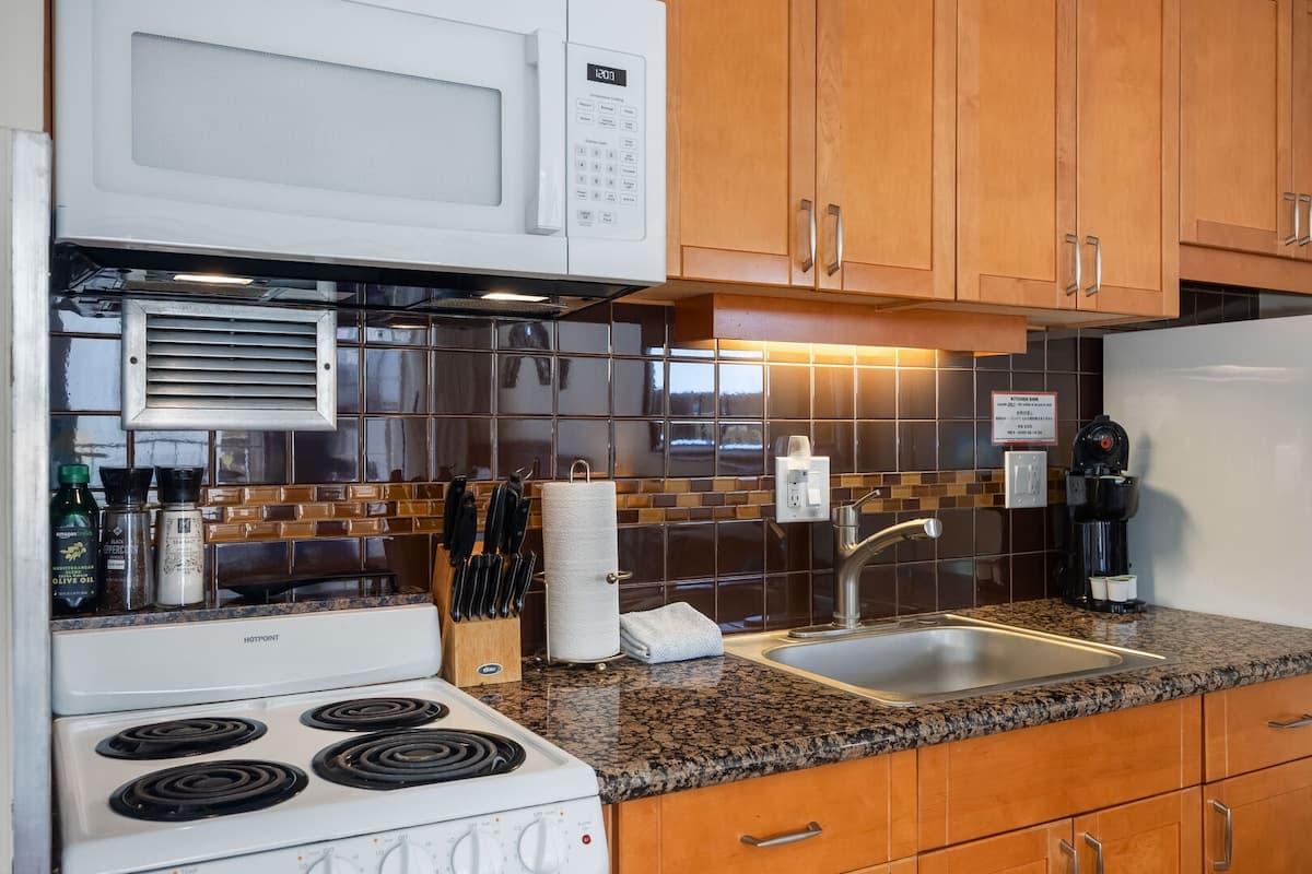 Condo in Honolulu · ★4.84 · 1 bedroom · 2 beds · 1 private bath - Photo 4