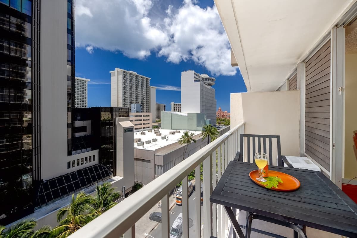 Condo in Honolulu · ★4.84 · 1 bedroom · 2 beds · 1 private bath - Photo 3