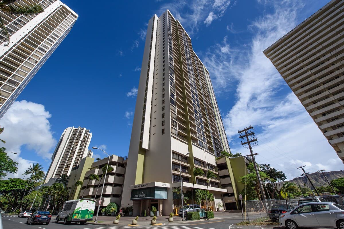 Condo in Honolulu · ★4.67 · 1 bedroom · 2 beds · 1 private bath - Photo 3