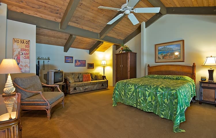Condo in Lahaina · ★4.83 · 2 bedrooms · 3 beds · 1 bath - Photo 4