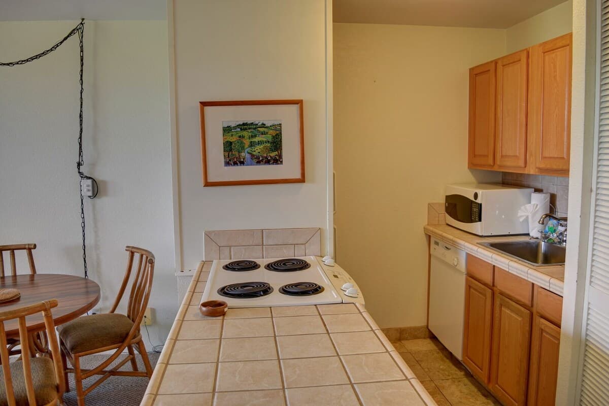 Condo in Kihei · ★4.67 · 1 bedroom · 2 beds · 1 bath - Photo 5