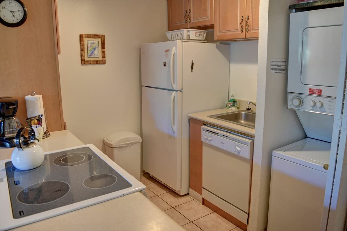 Condo in Kihei · ★4.17 · 1 bedroom · 2 beds · 1 bath - Photo 5