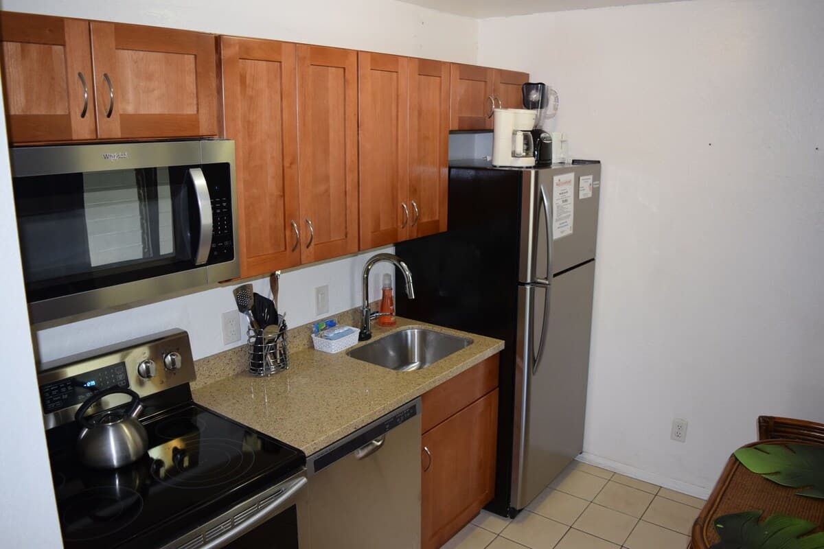 Condo in Kihei · ★4.14 · 1 bedroom · 1 bed · 1 bath - Photo 4