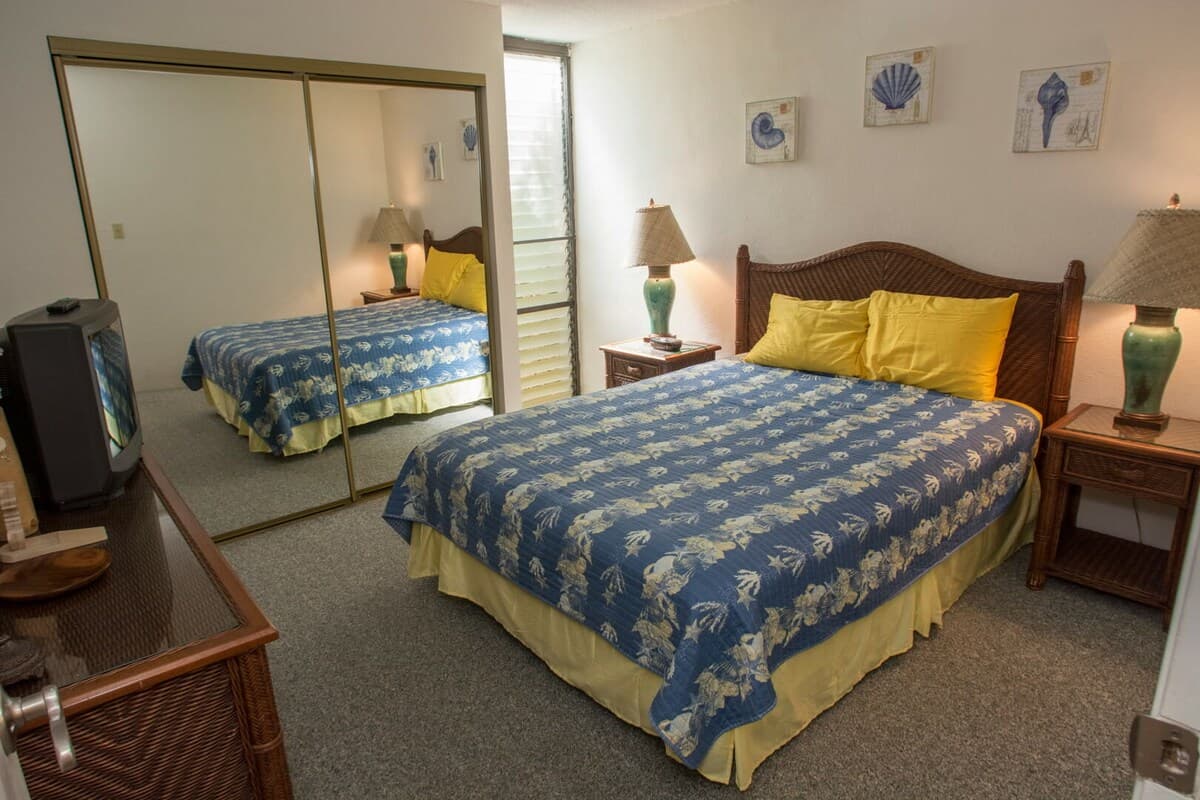 Condo in Kihei · ★4.38 · 2 bedrooms · 4 beds · 1 bath - Photo 4