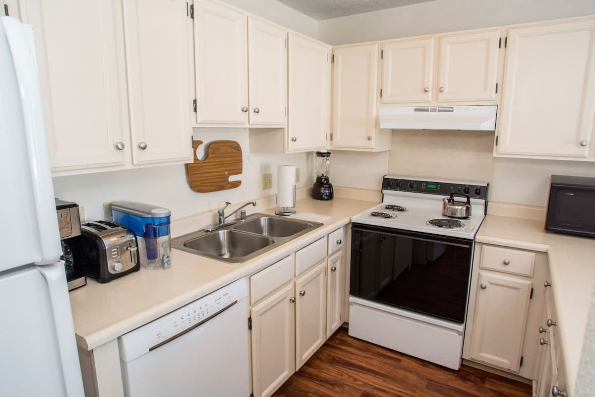 Condo in Kihei · ★4.38 · 2 bedrooms · 4 beds · 1 bath - Photo 2