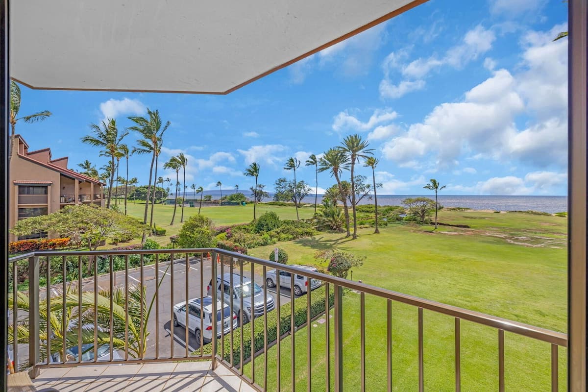 Condo in Kihei · ★4.76 · 2 bedrooms · 3 beds · 2 baths - Photo 2