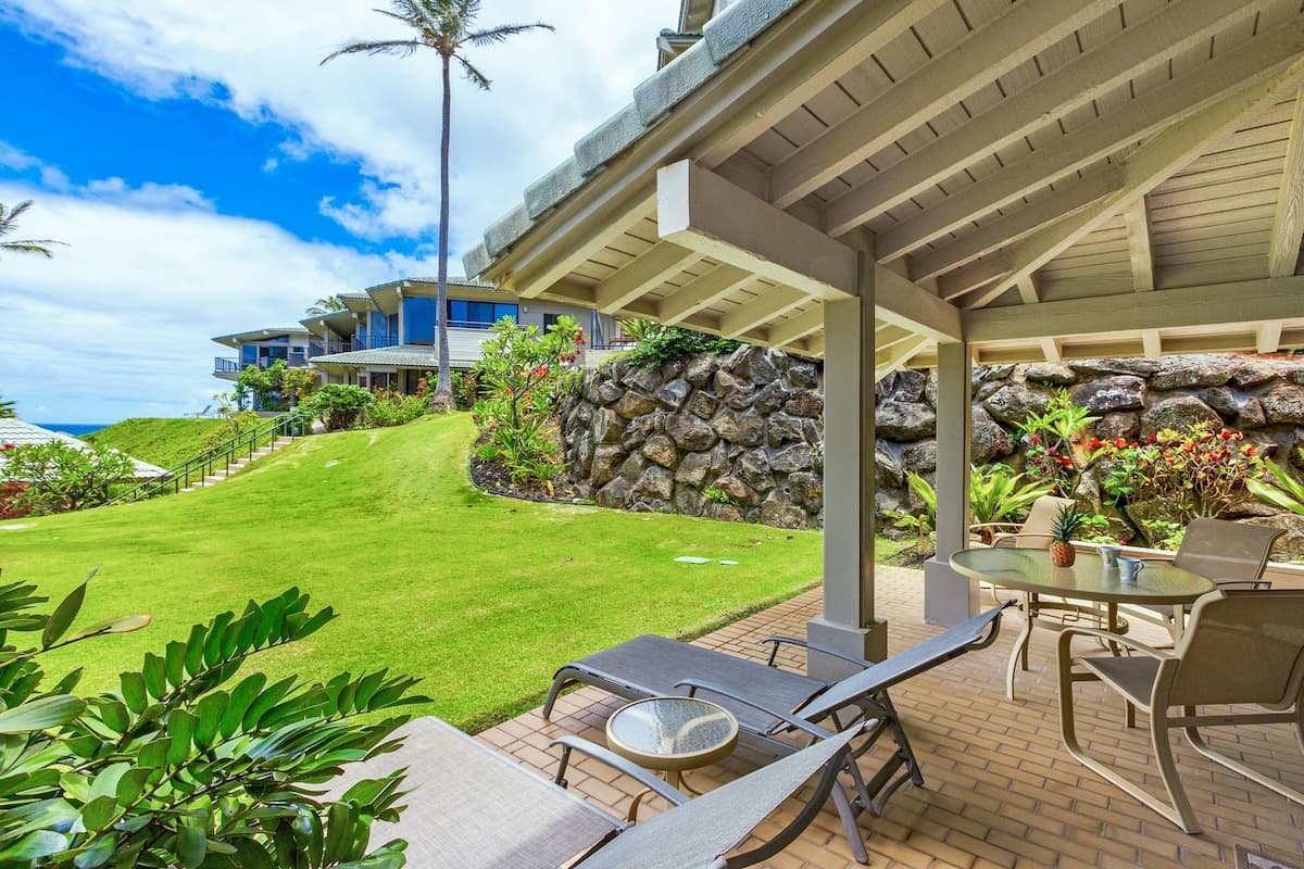 Villa in Lahaina · ★5.0 · 1 bedroom · 2 beds · 2 baths - Photo 2